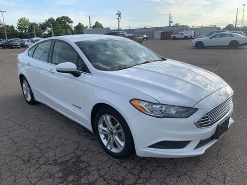 Used 2018 Ford Fusion SE FWD image 1
