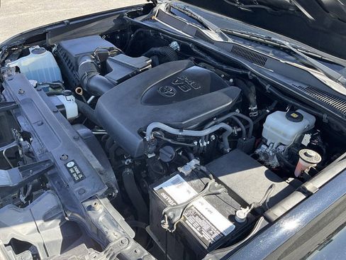 Used 2018 Toyota Tacoma TRD Off-Road AWD/4WD image 29