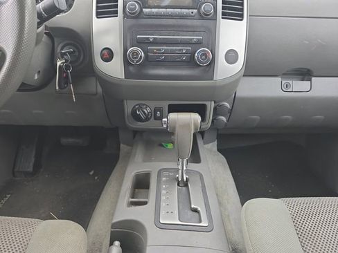 Used 2014 Nissan Frontier SV image 3