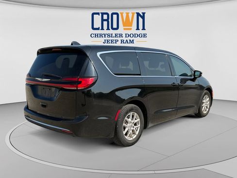 Used 2024 Chrysler Pacifica Touring-L FWD image 3