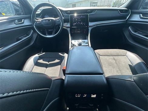 Used 2023 Jeep Grand Cherokee L Laredo image 16