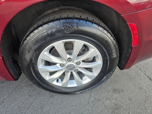 Used 2017 Chrysler Pacifica Touring-L image 9