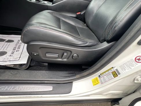Used 2017 Toyota Highlander Limited image 12