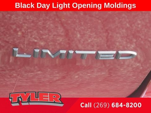 Used 2023 Chrysler Pacifica Limited w/ Uconnect Theater Family Group FWD image 14