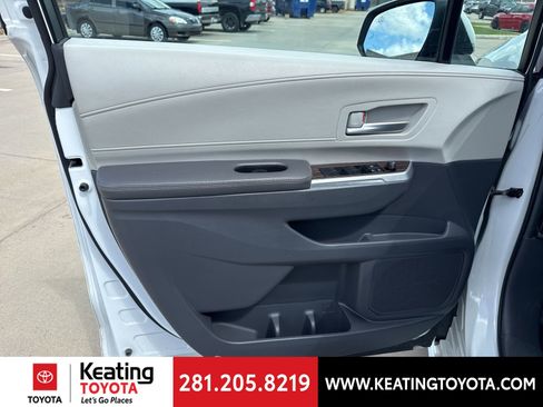 Used 2024 Toyota Sienna XLE image 10