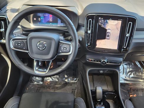 Used 2025 Volvo XC40 B5 Plus AWD/4WD image 3