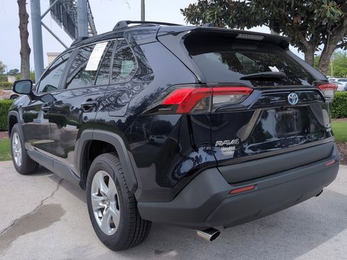 Used 2020 Toyota RAV4 XLE w/ Convenience Package image 8