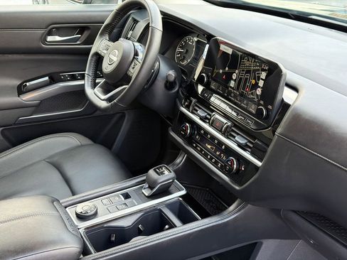 Used 2025 Nissan Pathfinder SL image 9