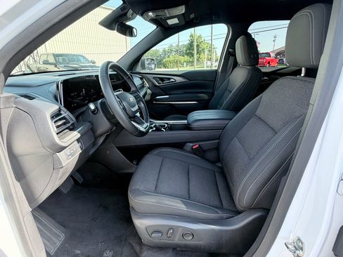 Used 2025 Chevrolet Traverse LT FWD image 21