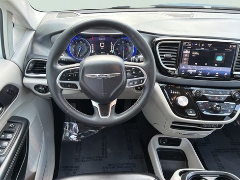 Used 2023 Chrysler Pacifica Touring-L FWD image 15
