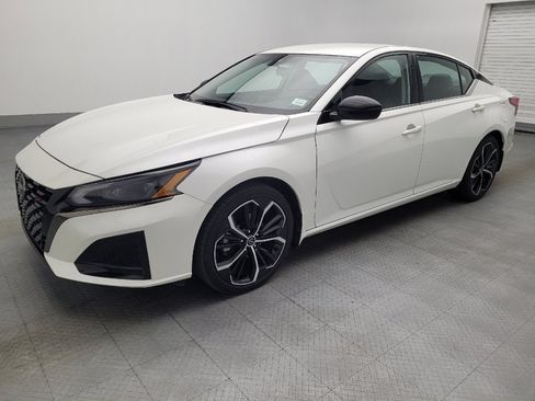 Used 2023 Nissan Altima 2.5 SR FWD image 2