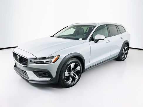 Used 2025 Volvo V60 B5 Cross Country Plus image 3