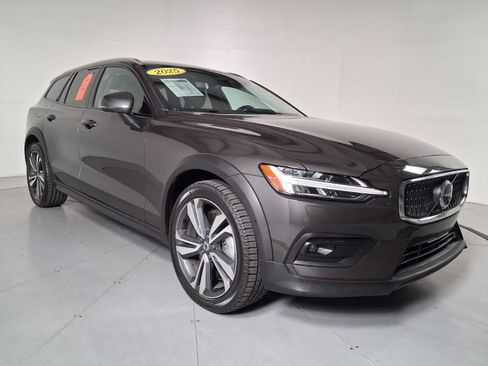 Used 2025 Volvo V60 B5 Cross Country Plus AWD/4WD image 2