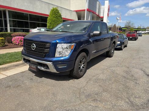 Used 2022 Nissan Titan SV image 4