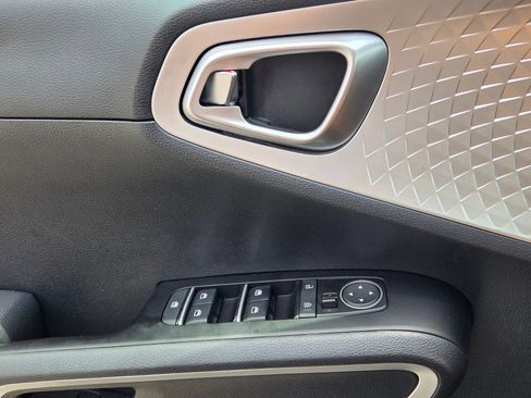 Used 2025 Kia Soul LX w/ LX Technology Package FWD image 29