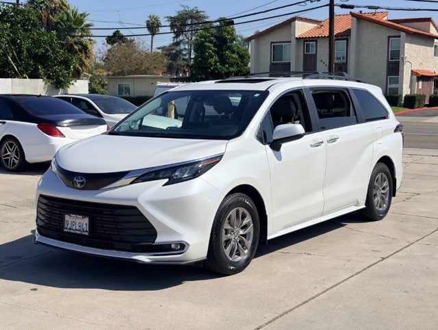 Used 2024 Toyota Sienna XLE w/ XLE Plus Package FWD image 2