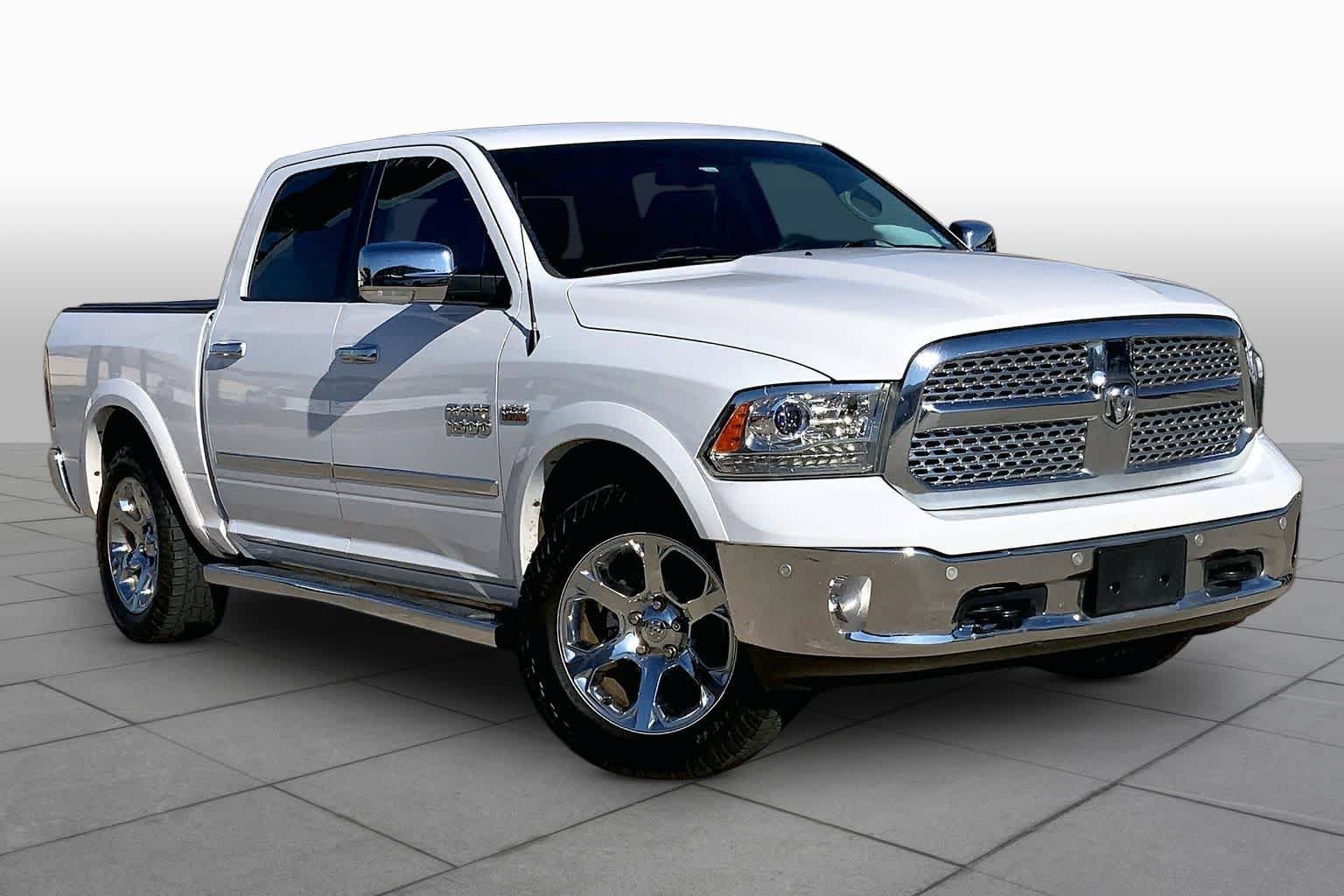 Used 2017 RAM 1500 Laramie w/ Convenience Group AWD/4WD image 3