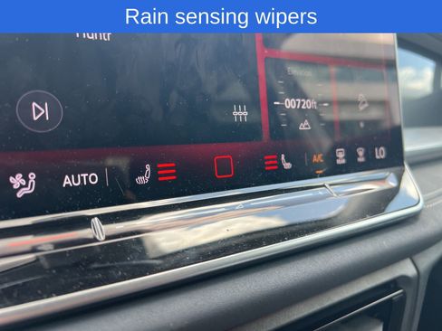 Used 2025 Volkswagen Tiguan SE image 13