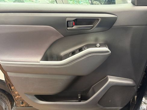 Used 2025 Toyota Highlander LE FWD image 18