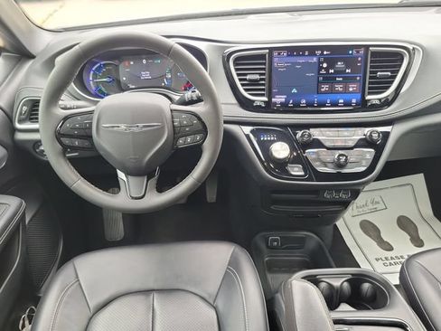 Used 2024 Chrysler Pacifica Limited FWD image 25