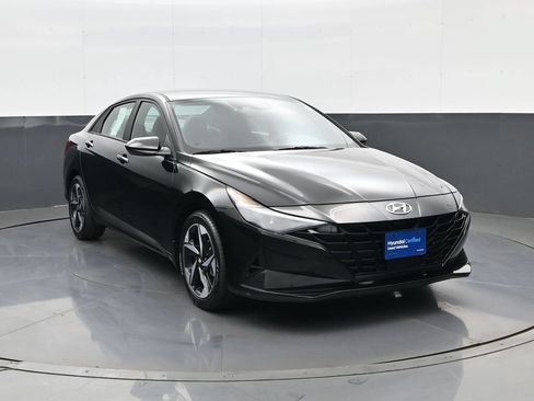 Certified 2023 Hyundai Elantra SEL w/ Convenience Package FWD image 3