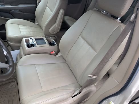 Used 2016 Chrysler Town & Country Touring w/ Driver Convenience Group image 11