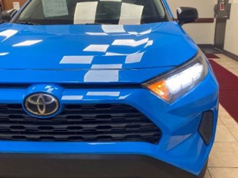 Used 2019 Toyota RAV4 LE image 9