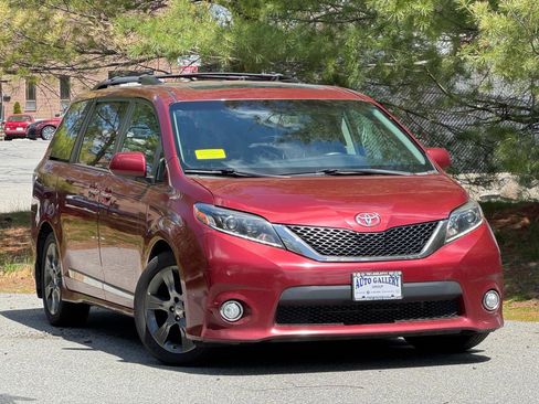 Used 2016 Toyota Sienna SE Premium FWD image 1