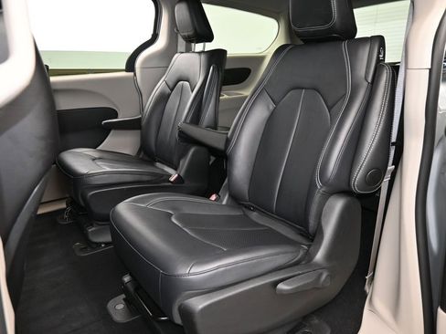 Used 2024 Chrysler Pacifica Select image 35