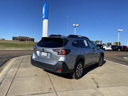 Used 2024 Subaru Outback Premium image 10