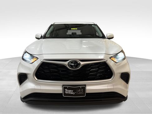 Used 2022 Toyota Highlander L FWD image 2