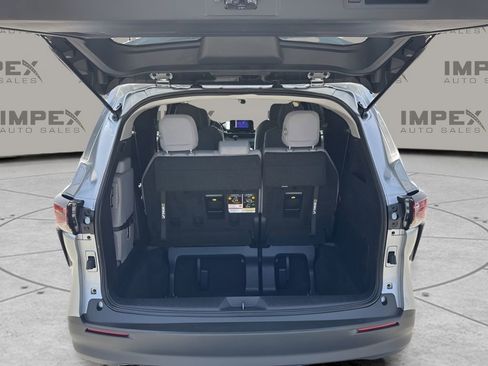 Used 2025 Toyota Sienna LE image 27