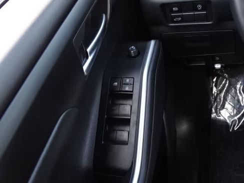 Used 2025 Toyota Highlander XLE FWD image 39