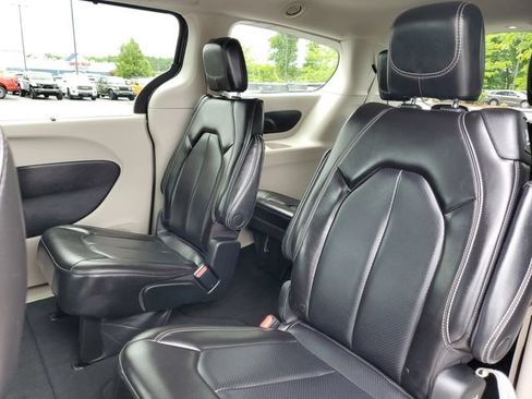 Used 2023 Chrysler Pacifica Touring-L FWD image 33