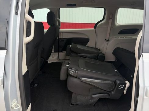 Used 2023 Chrysler Voyager LX FWD image 40