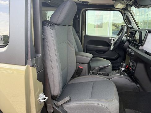 Used 2025 Jeep Wrangler Sport AWD/4WD image 32