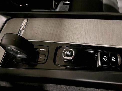 Certified 2025 Volvo XC60 B5 Plus image 32