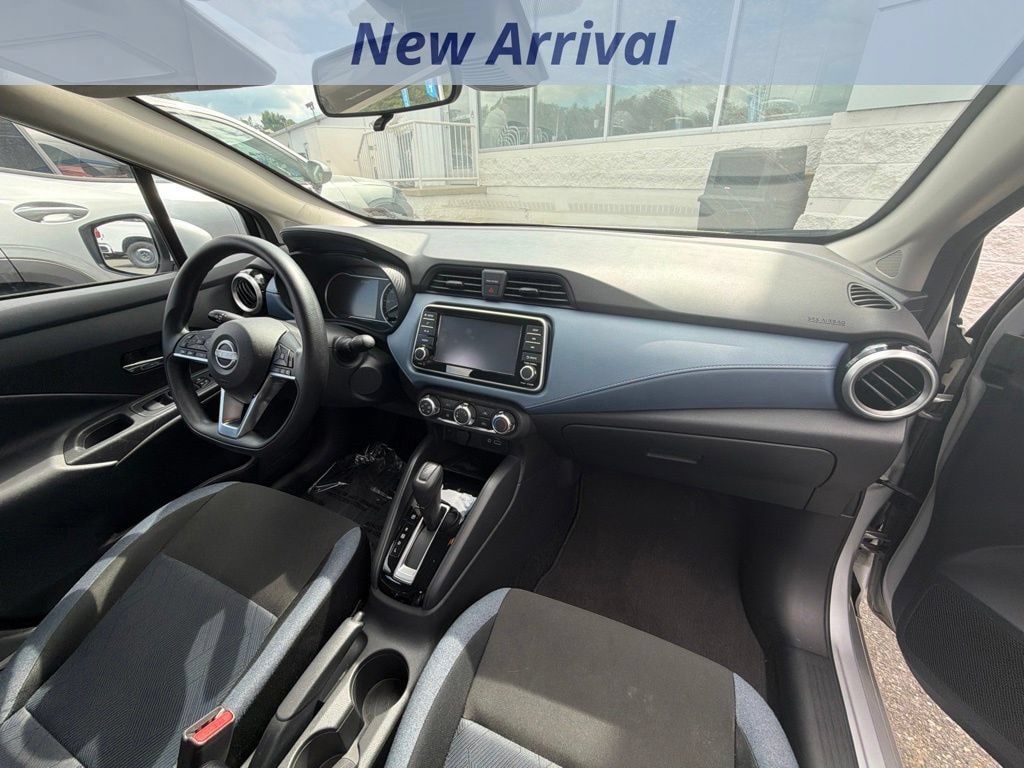 Used 2025 Nissan Versa SV FWD image 3