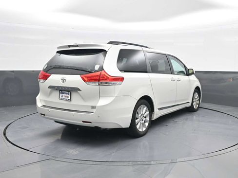 Used 2011 Toyota Sienna Limited image 7