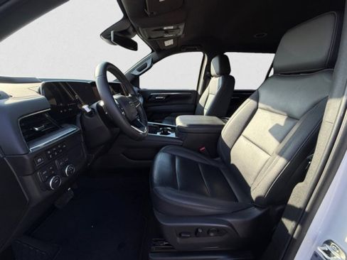 Used 2025 Chevrolet Suburban Z71 AWD/4WD image 1