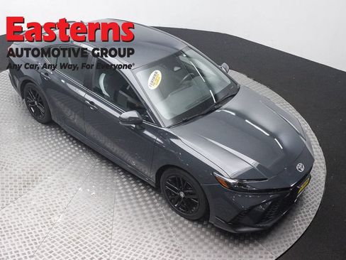 Used 2025 Toyota Camry SE FWD image 3