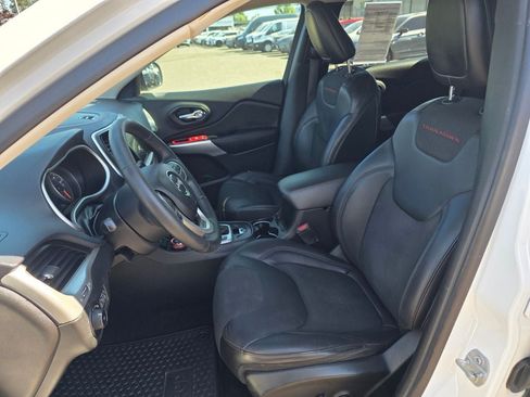Used 2018 Jeep Cherokee Trailhawk AWD/4WD image 4