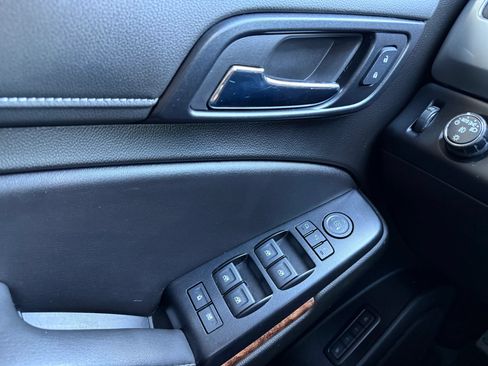Used 2019 Chevrolet Suburban Premier AWD/4WD image 23