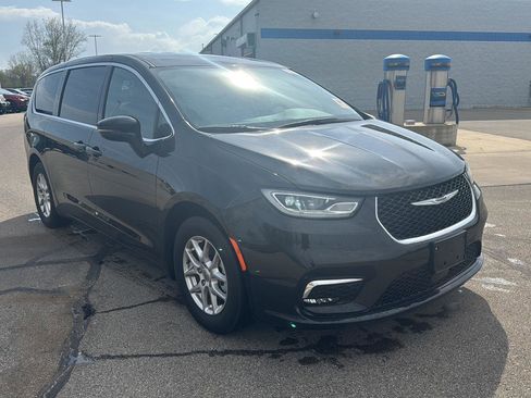 Used 2025 Chrysler Pacifica Select FWD image 7