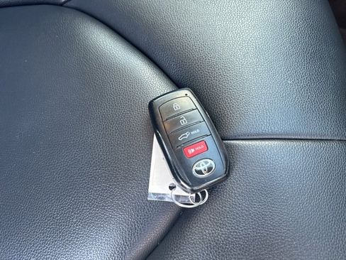 Used 2024 Toyota Highlander XLE image 6