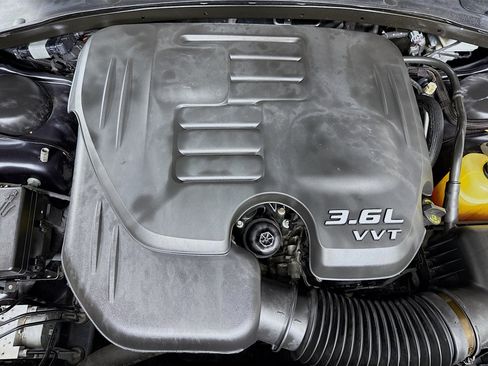 Used 2018 Chrysler 300 Limited RWD image 39