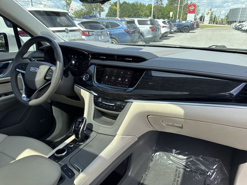 Used 2022 Cadillac XT6 Premium Luxury w/ Technology Package AWD/4WD image 16