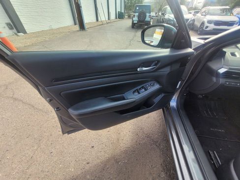 Used 2025 Nissan Altima 2.5 SV image 11