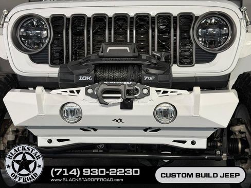 Used 2025 Jeep Wrangler Unlimited Rubicon AWD/4WD image 4