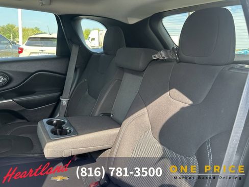 Used 2019 Jeep Cherokee Latitude w/ Popular Appearance Group image 39